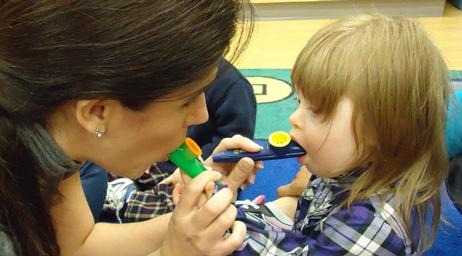 一个学生正在用卡祖笛为病人提供音乐治疗.